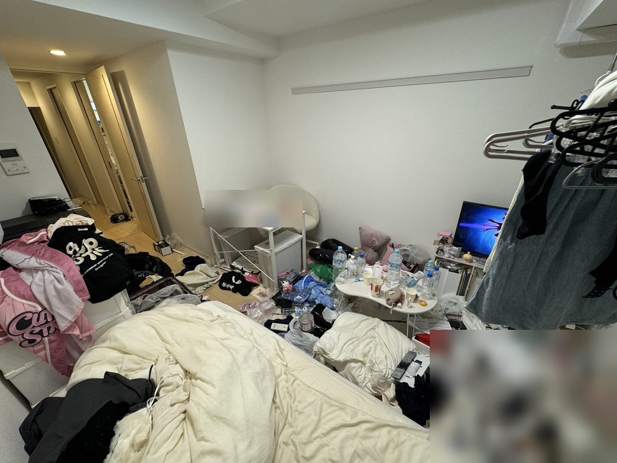 片付ける前の1Kのお部屋。ベッドや床、テーブルに衣類やものがあふれている