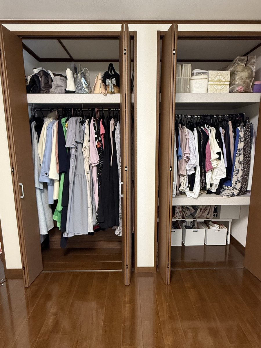 片付けた後のクローゼット。服がそろって掛けられ、バッグや収納ケースが棚に整理されている