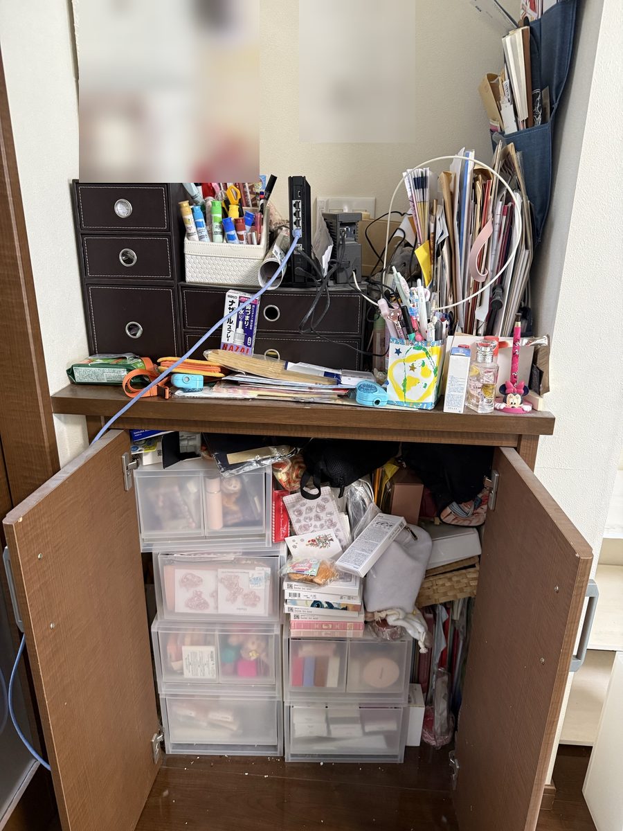 片付ける前の収納棚。上にも中にも文房具や書類、小物があふれている