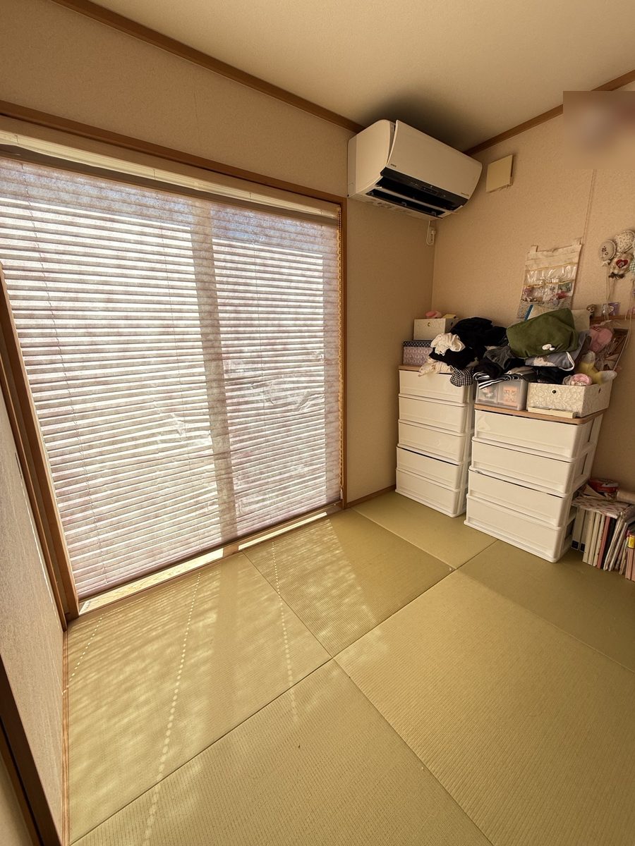 片付けた後の和室。畳が広く見え、収納ケースが壁際にそろっている